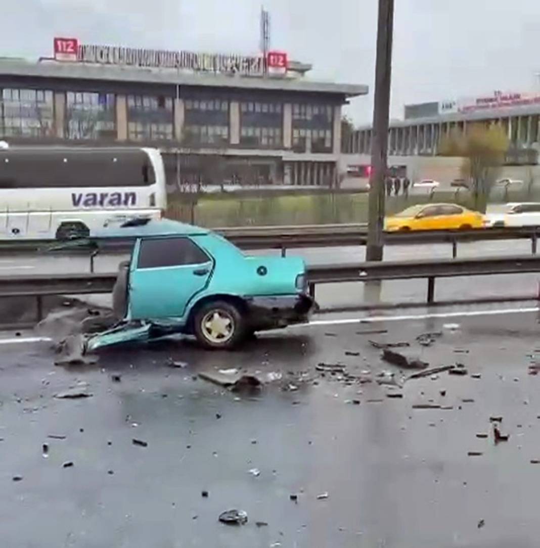 TEM'de feci kaza! Parçalanmış aracı görenler gözlerini ovuşturup bir daha baktı 2